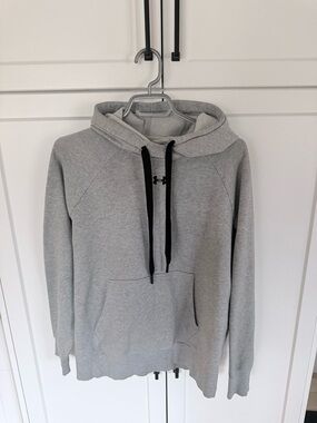 Under Armour Gray Hoodie | Women’s Medium | Gently Worn